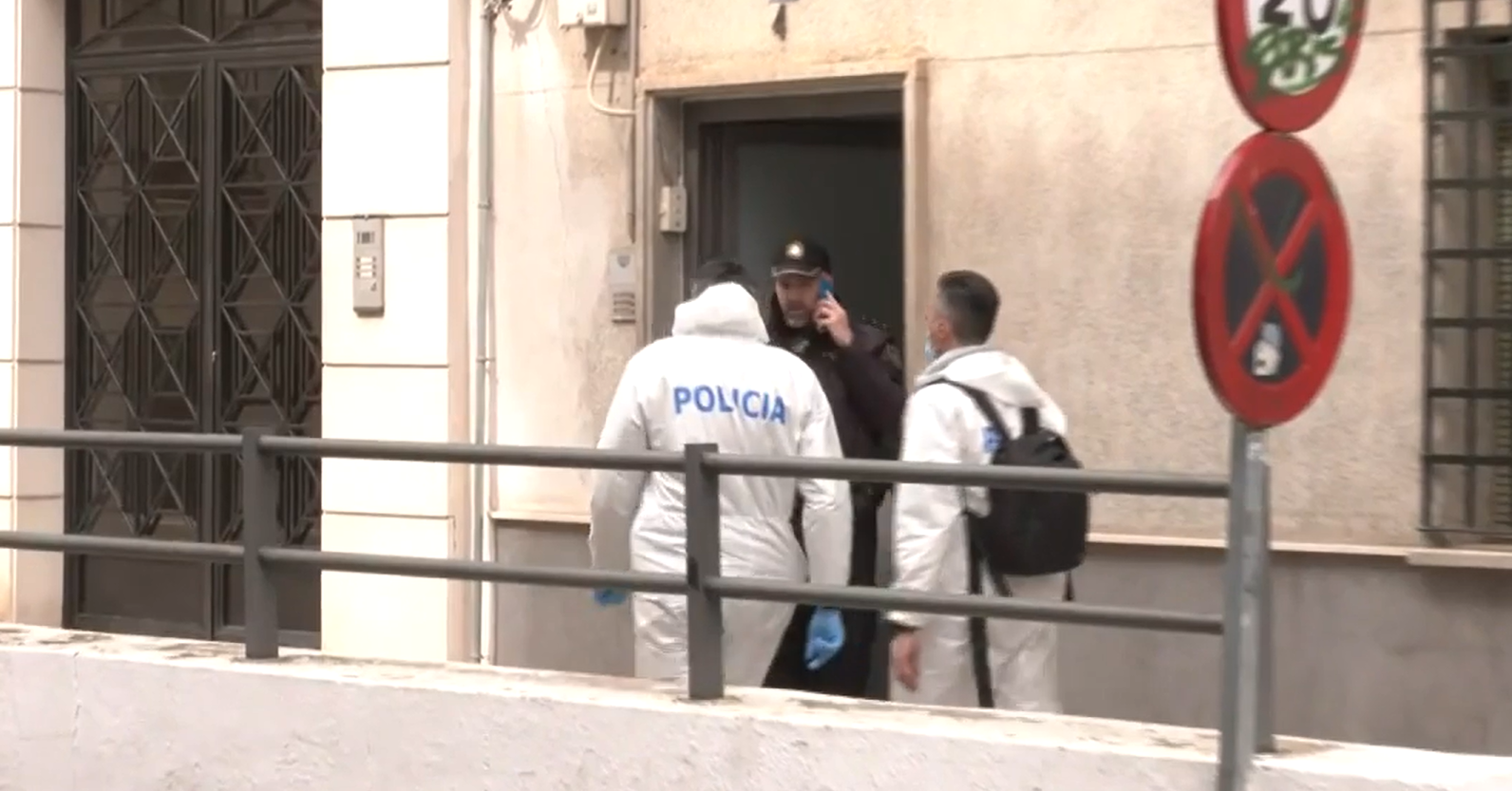 Agentes en el edificio donde ocurrieron los hechos el 29 de abril del 2024