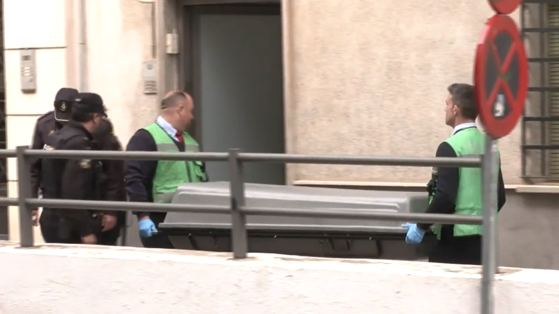 Ataúd para trasladar el cadáver del niño fallecido