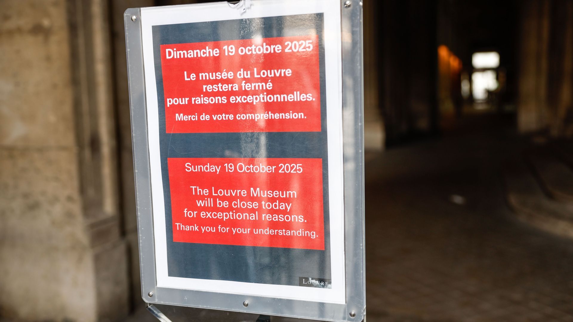 El cartel que anuncia que el Louvre se mantiene cerrado este domingo
