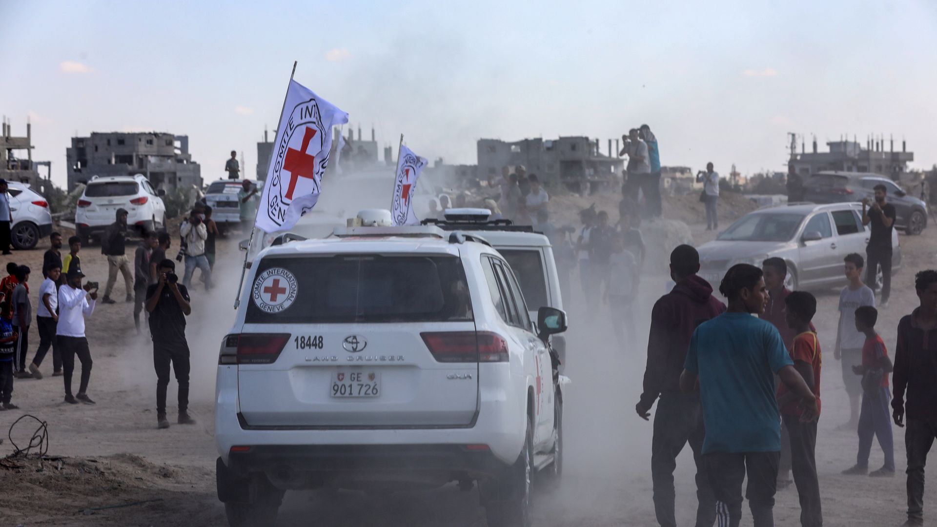 El Comité Internacional de la Cruz Roja recibe a los rehenes israelíes de Hamás en Gaza