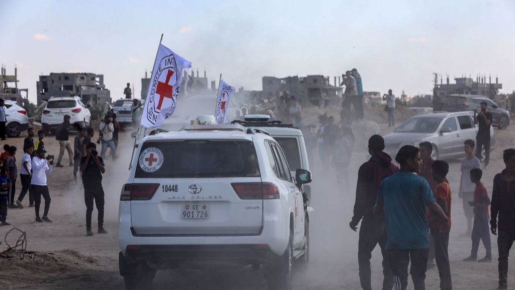 El Comité Internacional de la Cruz Roja recibe a los rehenes israelíes de Hamás en Gaza