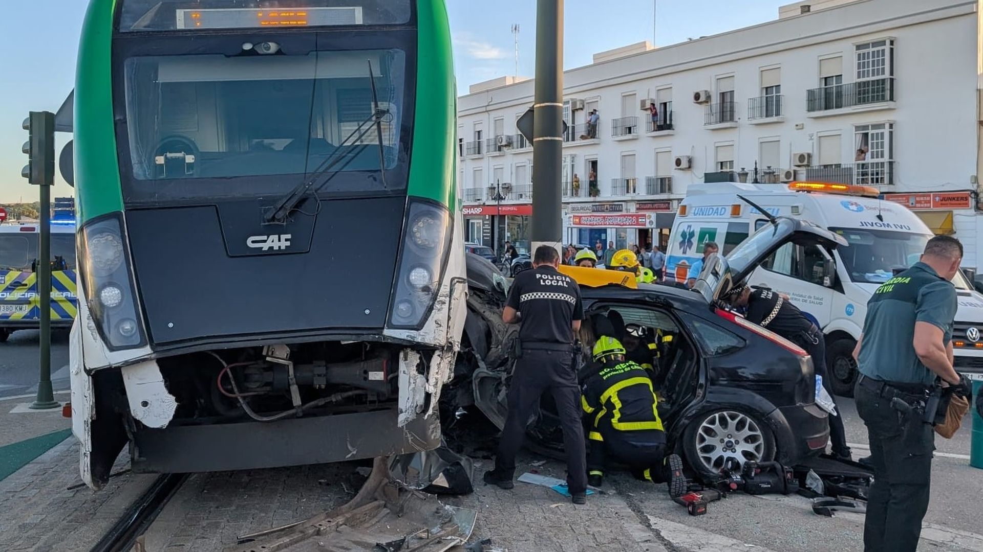 Grave accidente entre un coche y el tranvía de Chiclana, Cádiz