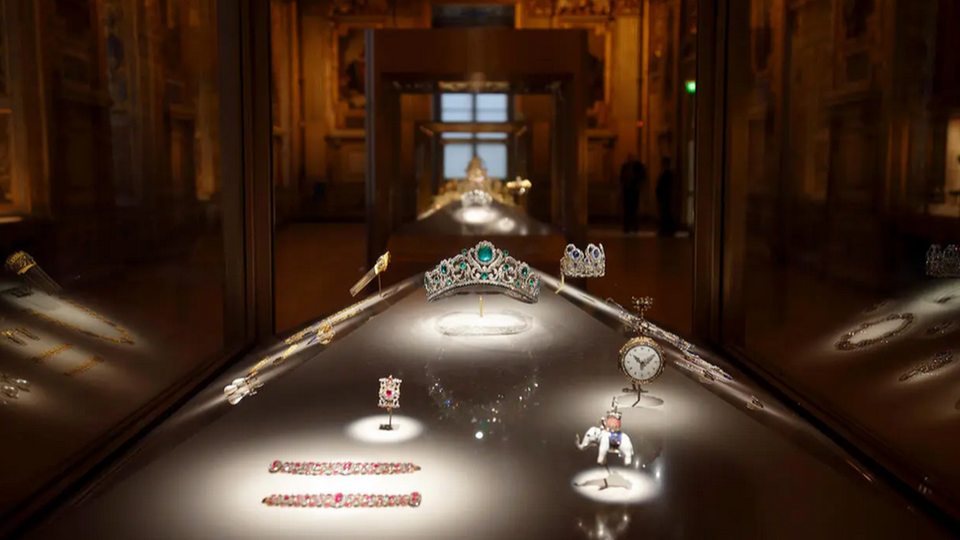 Joyas de la corona en la sala de Apolo del museo del Louvre de París