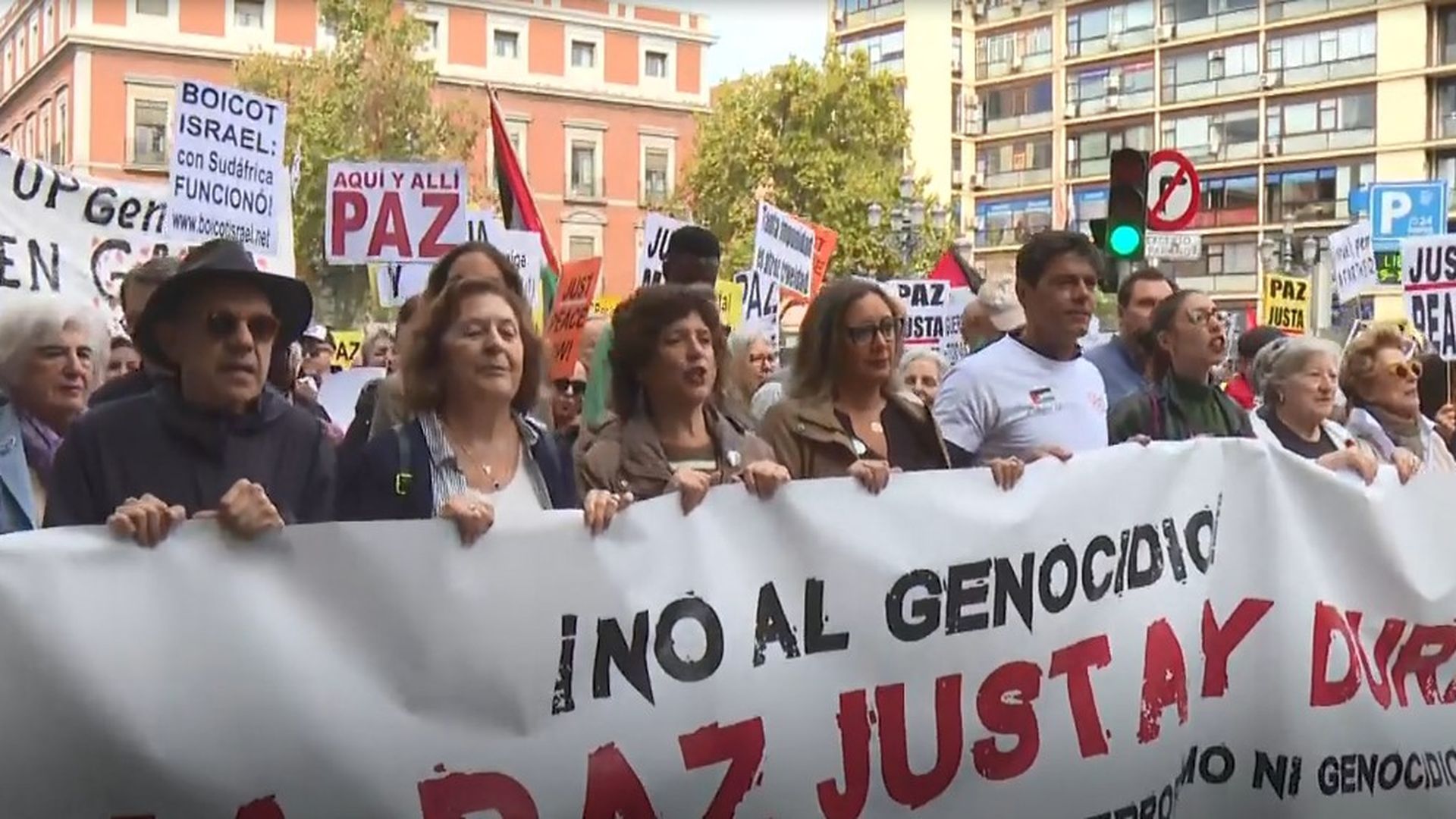 Miles de personas, entre ellos, rostros conocidos del mundo de la cultura y la política se manifiestan en Madrid por una paz justa en Palestina