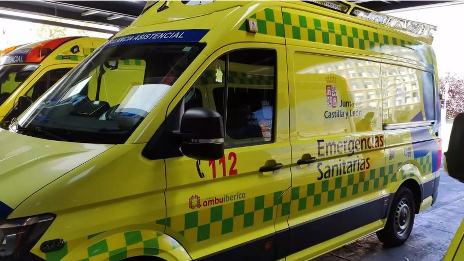 Mueren dos personas al incendiarse un coche tras chocar junto a una presa en Ponferrada, León