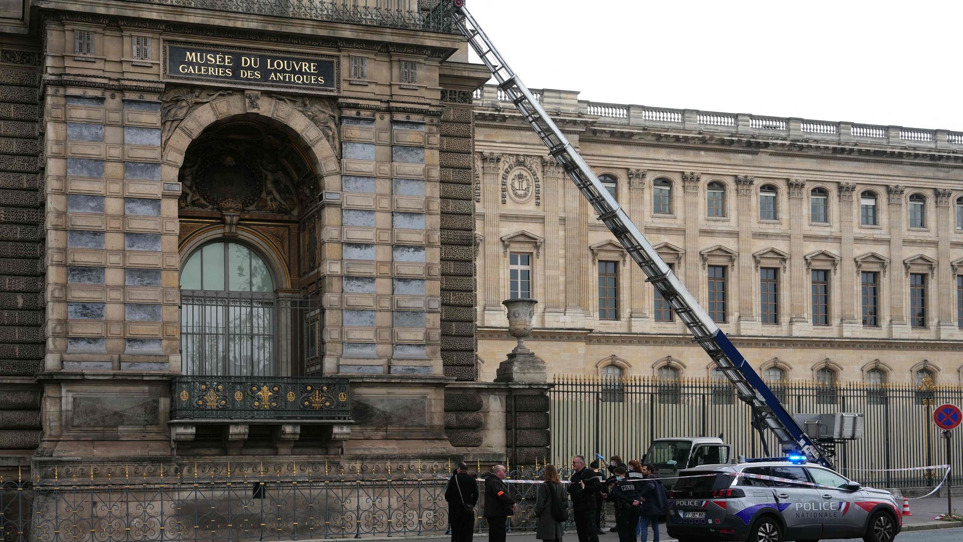Un robo en el Louvre obliga a cerrar el museo durante todo el día: el saqueo solo duró siete minutos y se llevaron joyas