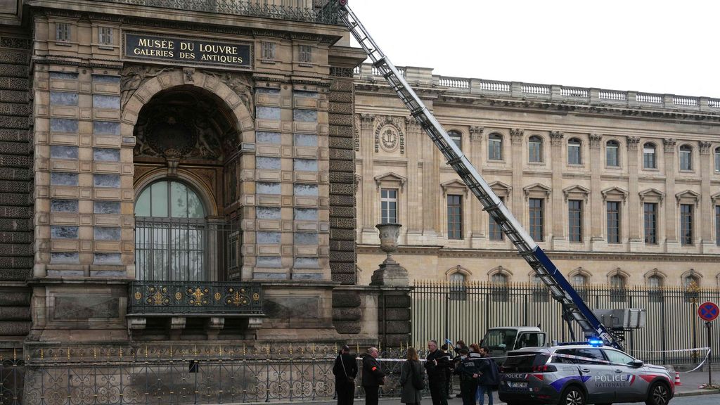 ¿Cómo se ha producido el robo en el Louvre?: los ladrones rompieron los cristales con motosierras y el saqueo solo duró siete minutos
