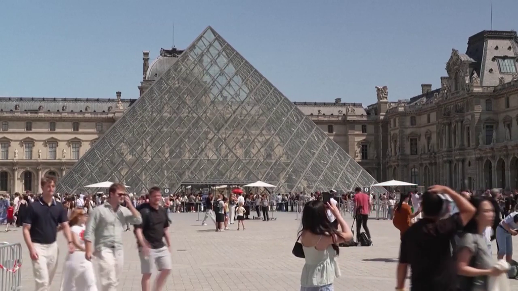Varios encapuchados perpetran un robo de película en el Louvre