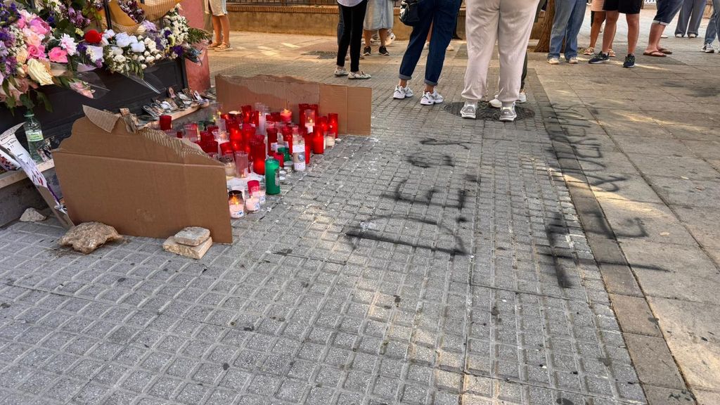 Altar improvisado a las puertas de la vivienda de Sandra Peña