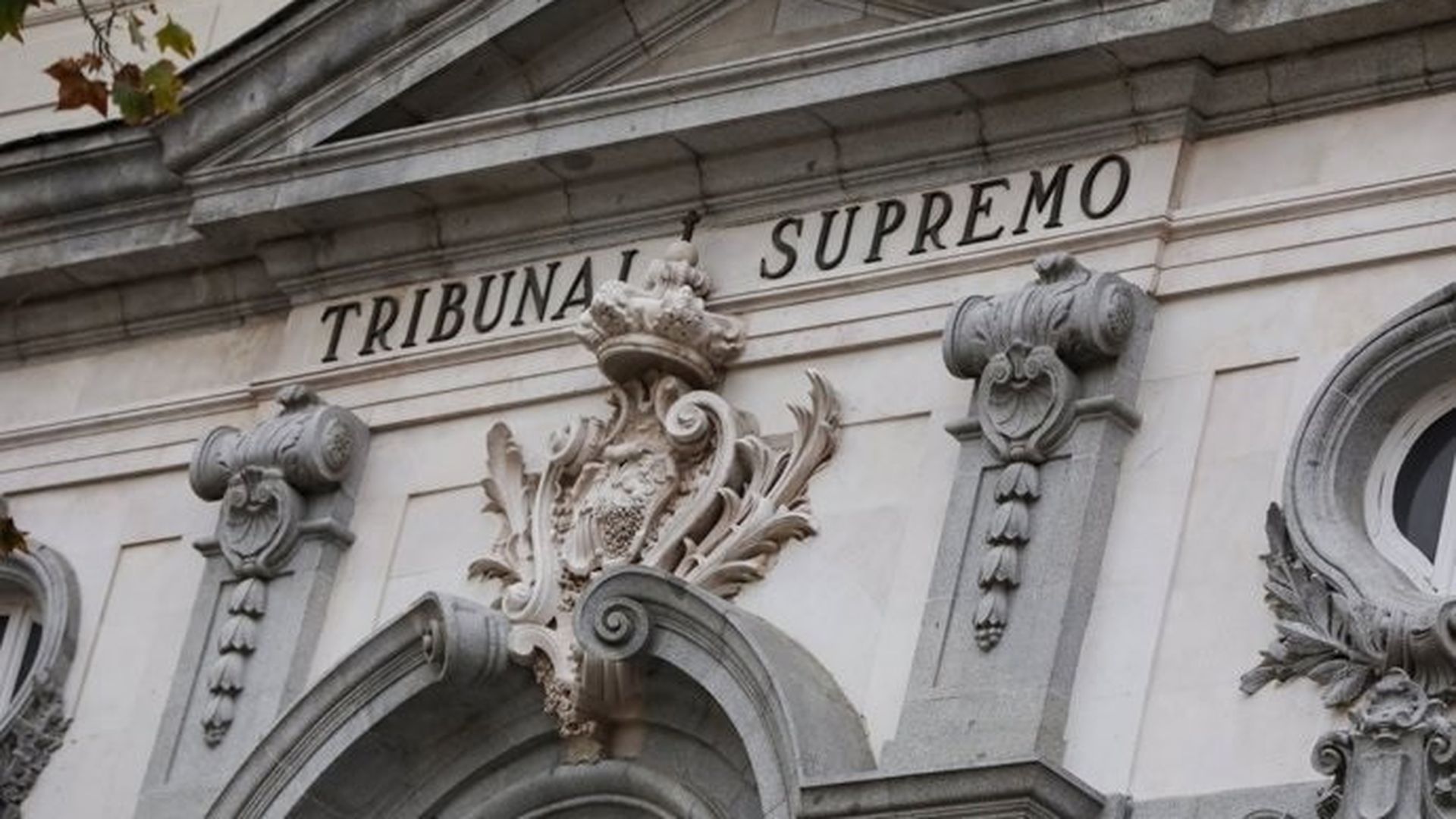 Archivo - Detalle de la fachada del Tribunal Supremo.