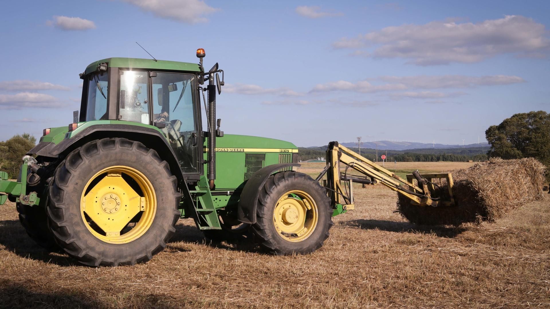 Archivo - Un tractor. Archivo - Un tractor.