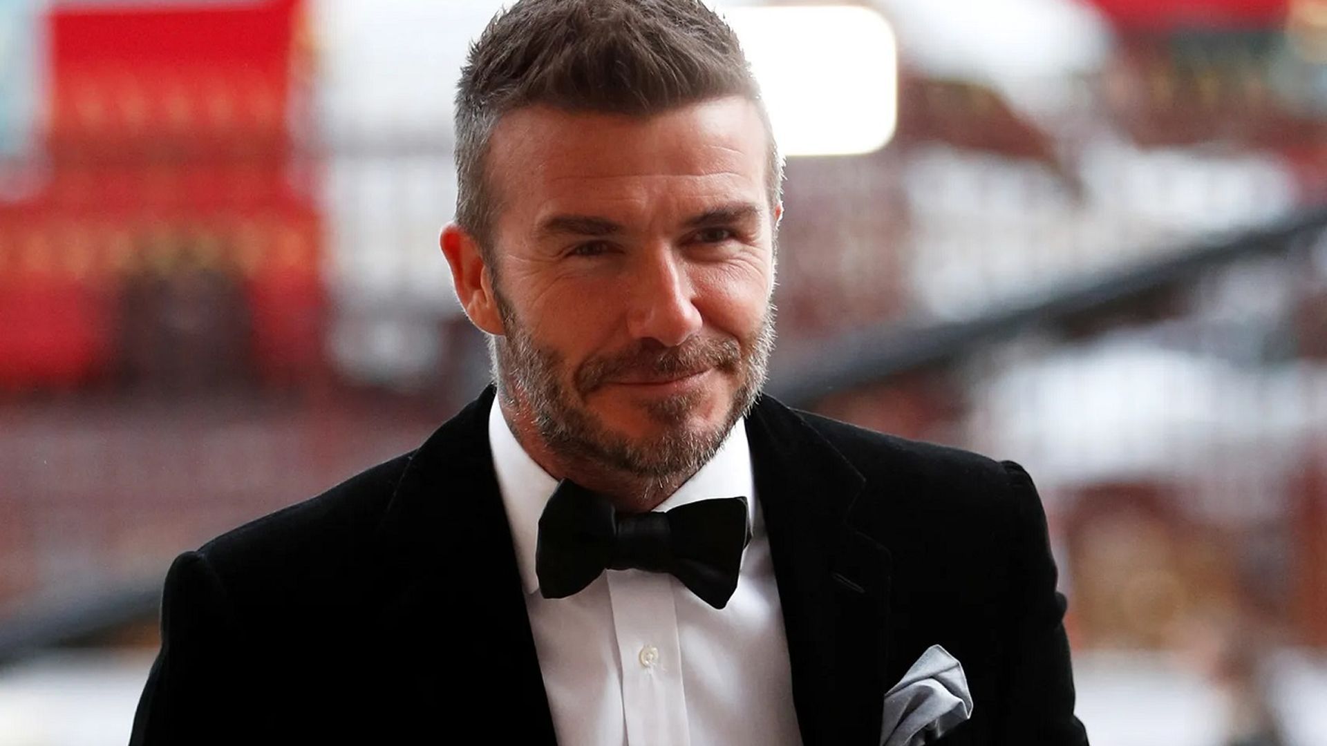 Beckham con un pañuelo en su traje