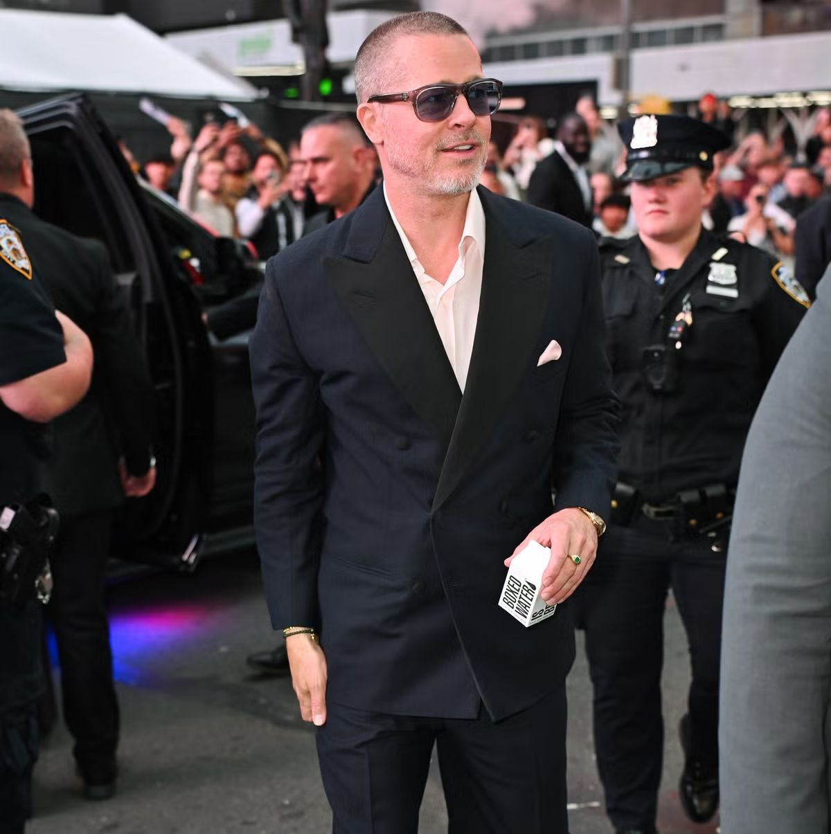 Brad Pitt con un traje con pañuelo