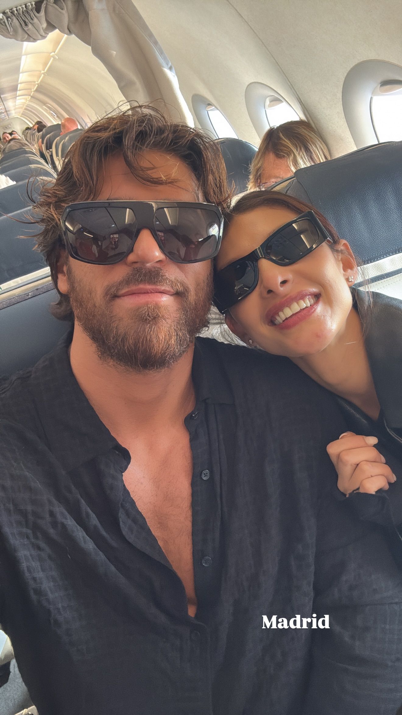 Can Yaman y Sara Bluma durante su vuelo a Madrid