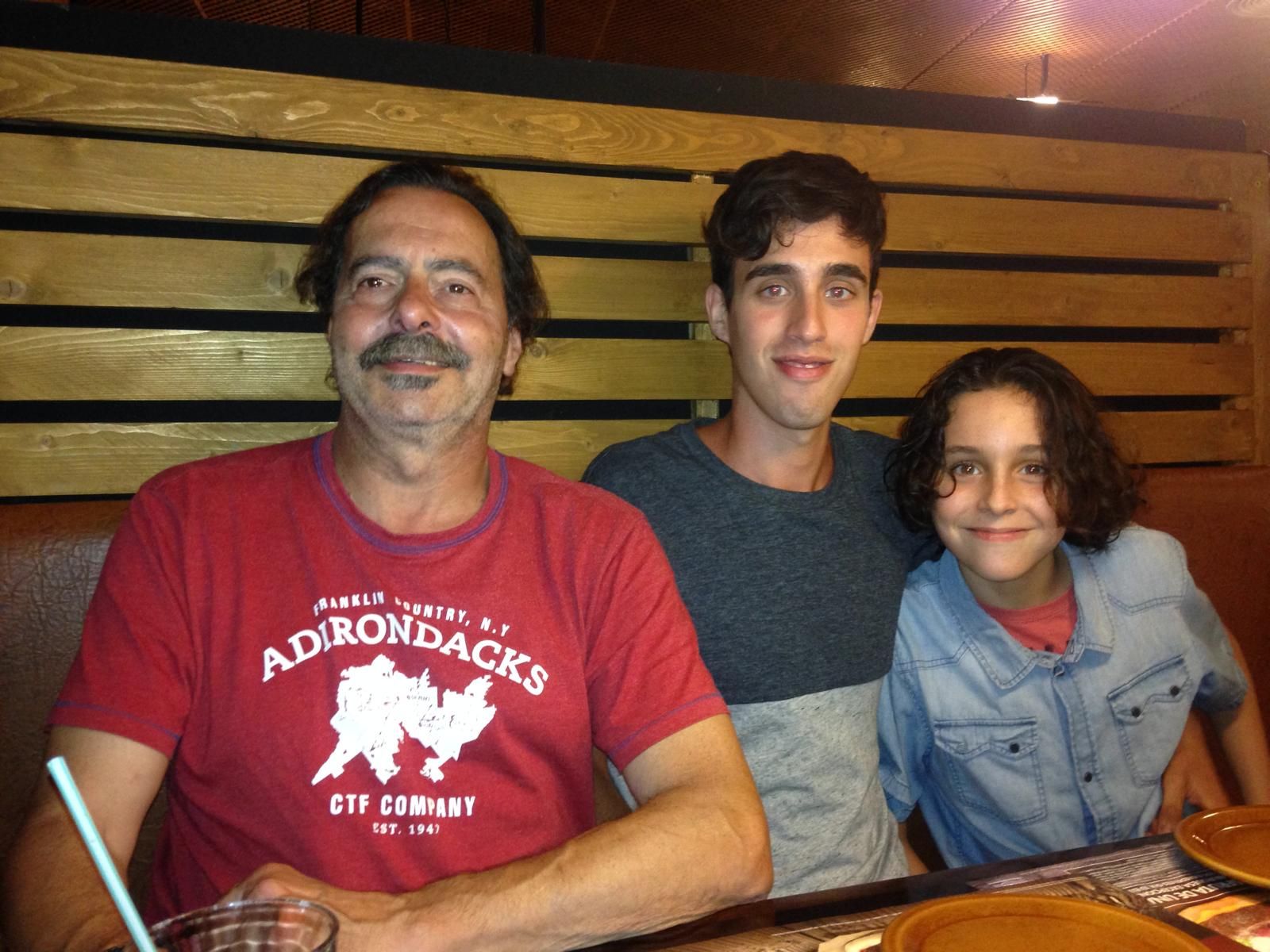 Valentín en el centro junto a su padre