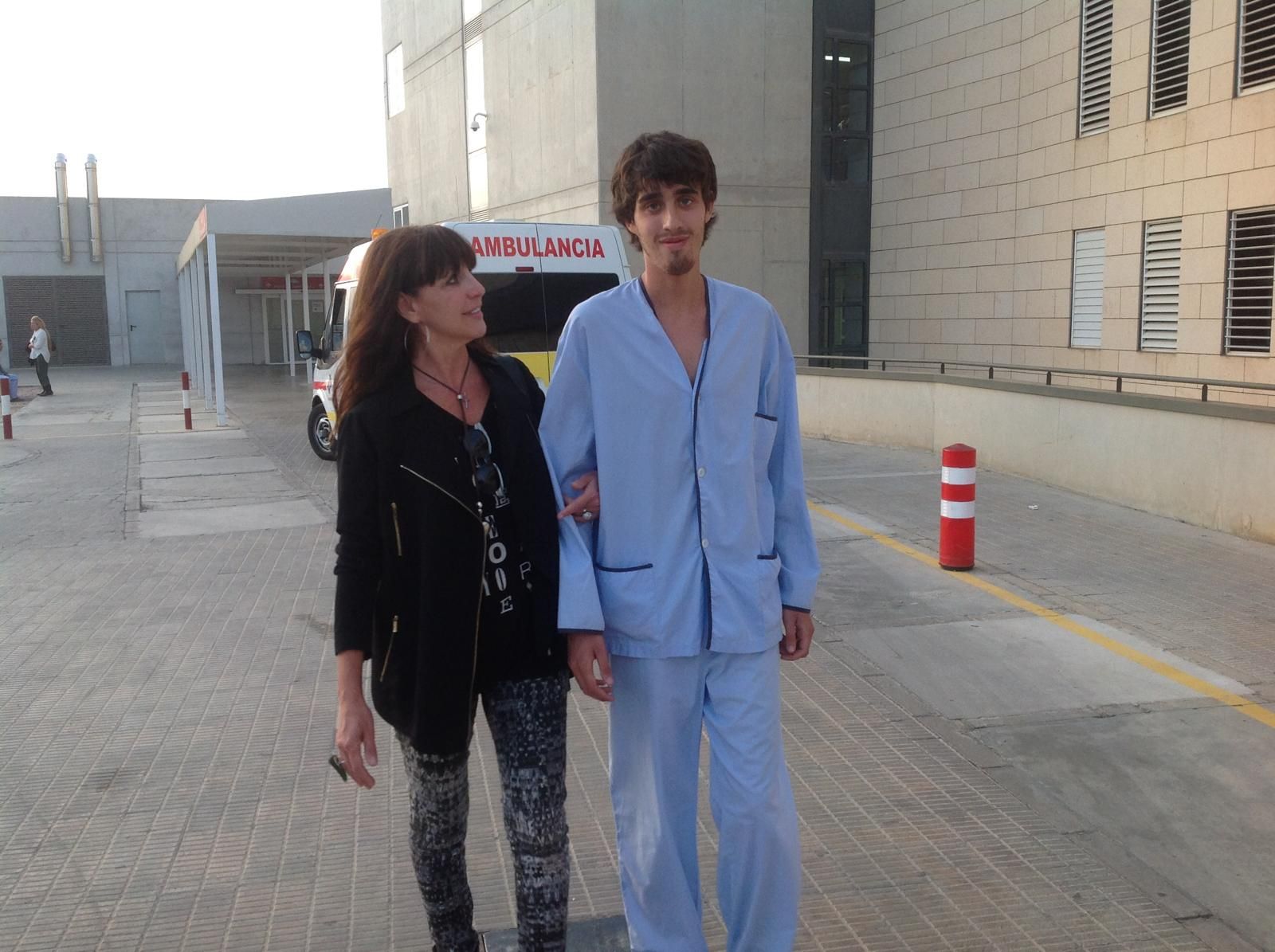 Valentín junto a su madre