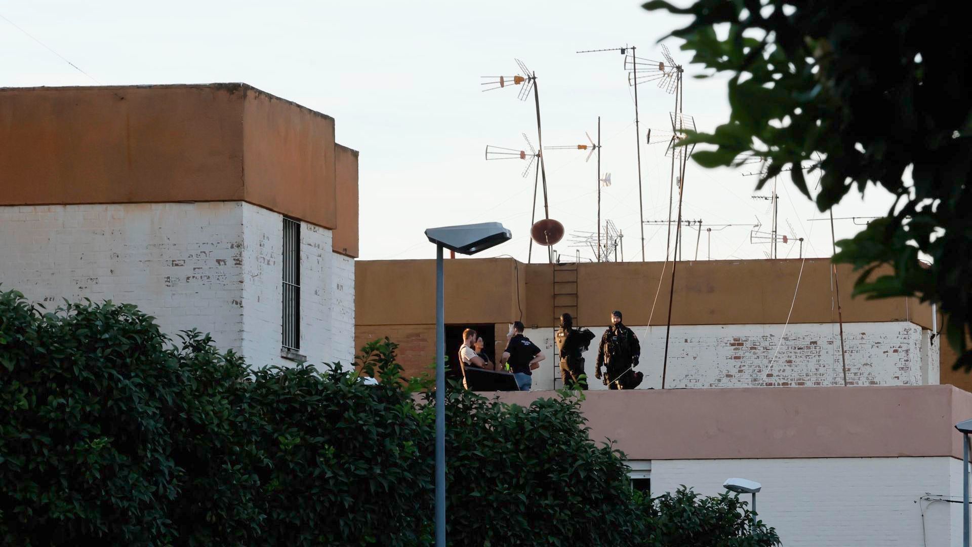 Detenido el hombre atrincherado y armado en el interior de una vivienda en Brenes