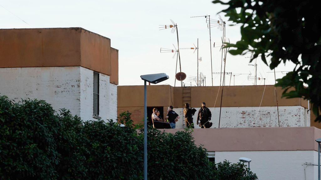 Detenido el hombre atrincherado y armado en el interior de una vivienda en Brenes