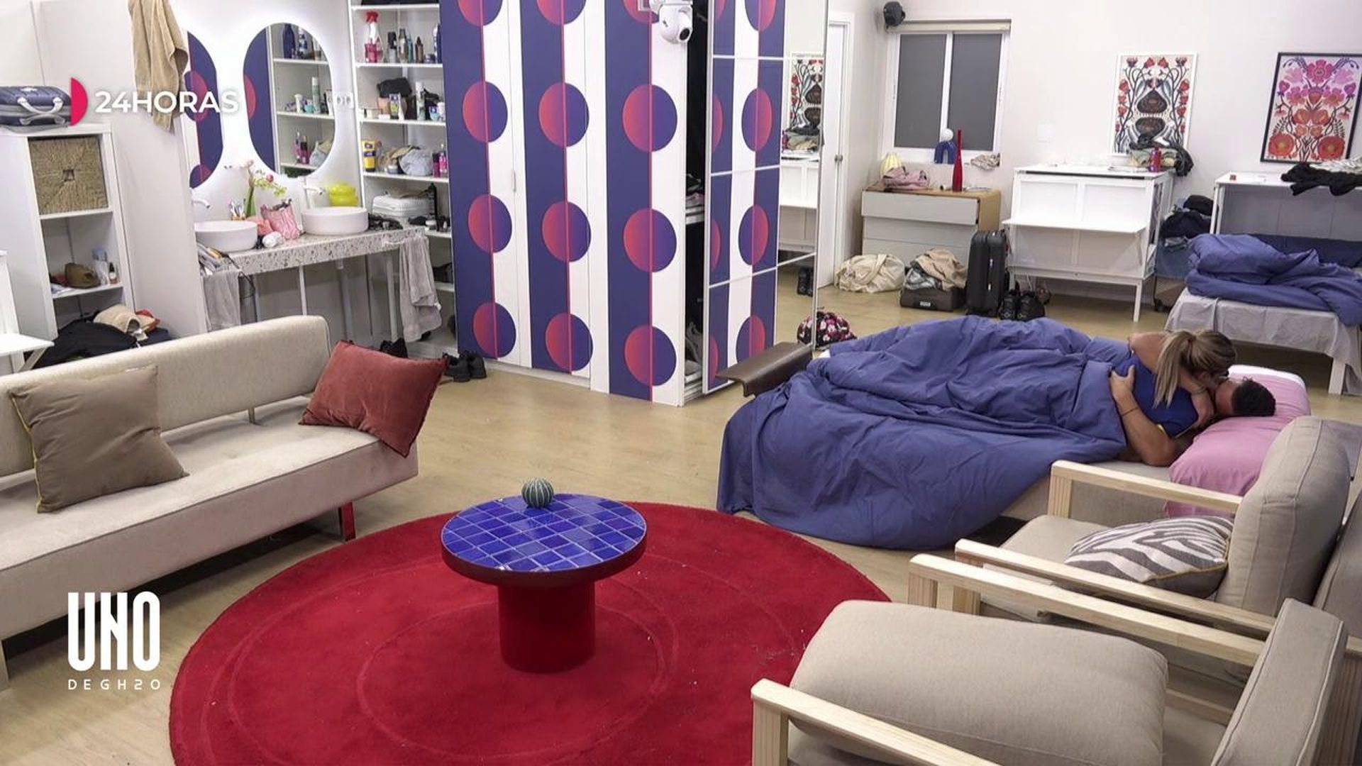 Edi Insua y Violeta Crespo se besan bajo el edredón de 'Uno de GH20'