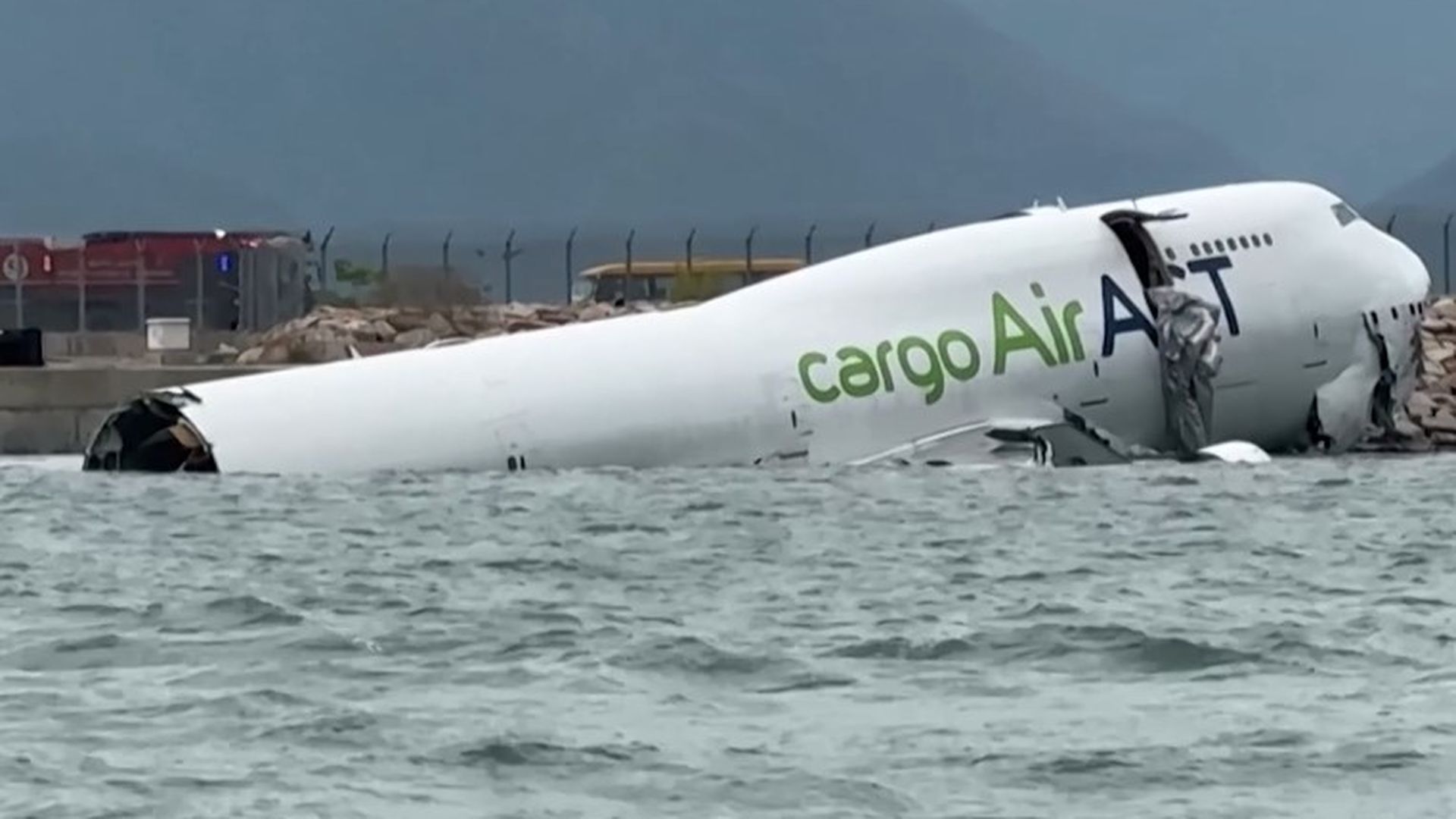 El avión de carga, procedente de Dubai se salió de la pista durante el aterrizaje cayendo al mar.