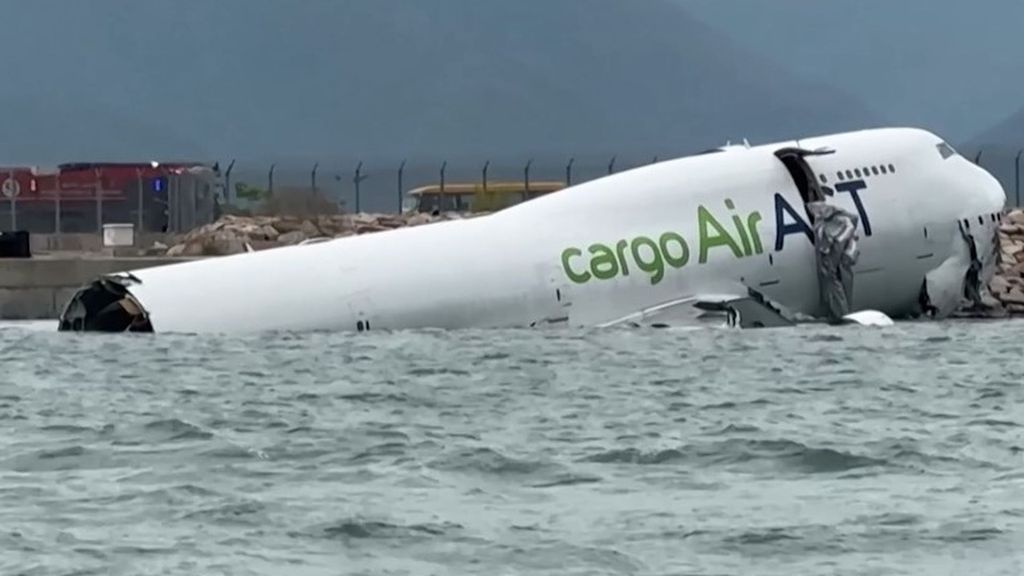 Un avión de carga se sale de la pista en Hong Kong y cae al mar: mueren dos agentes de seguridad