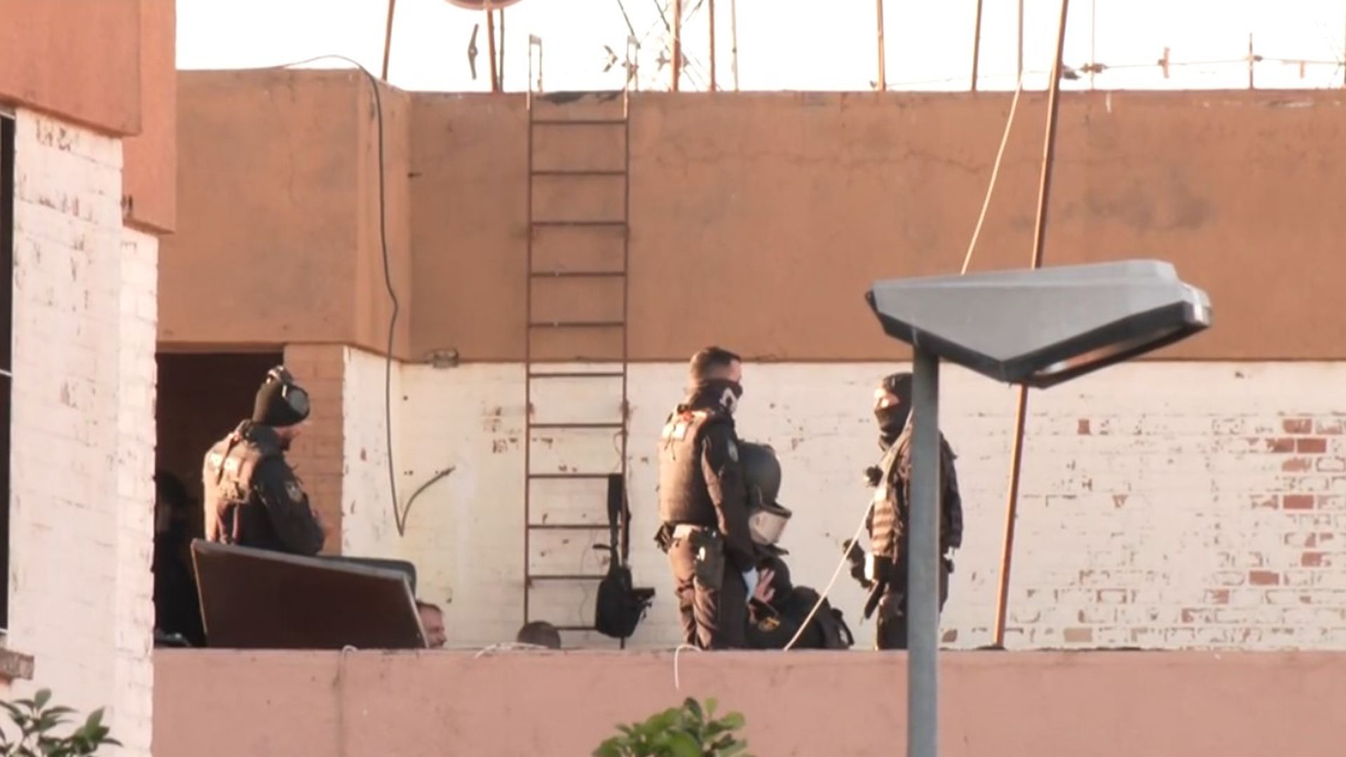 El despliegue policial alrededor del edificio donde estaba el atrincherado.