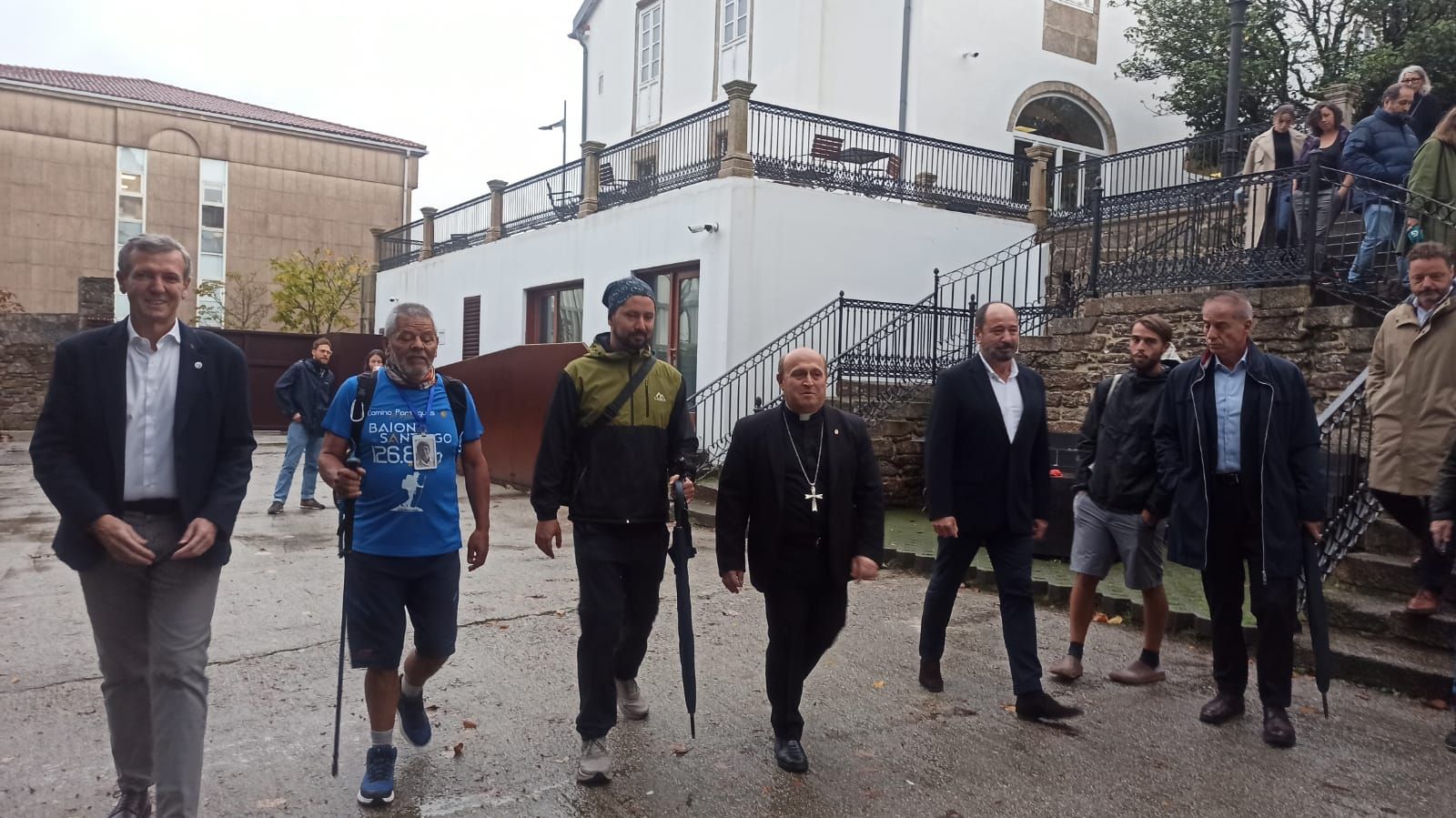 Jairo y su hijo a su llegada a la Oficina del Peregrino en Santiago