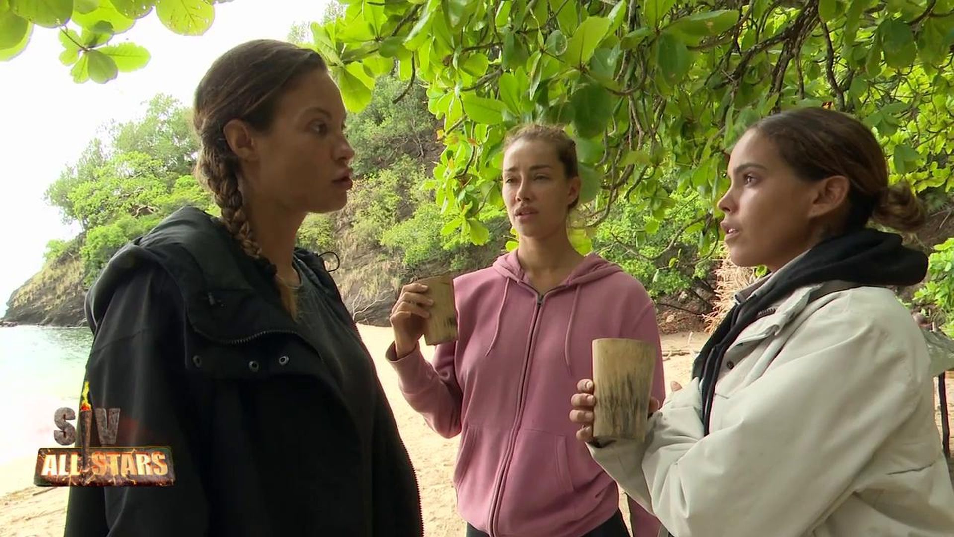 Jessica Bueno se confiesa con Adara y Gloria Camila