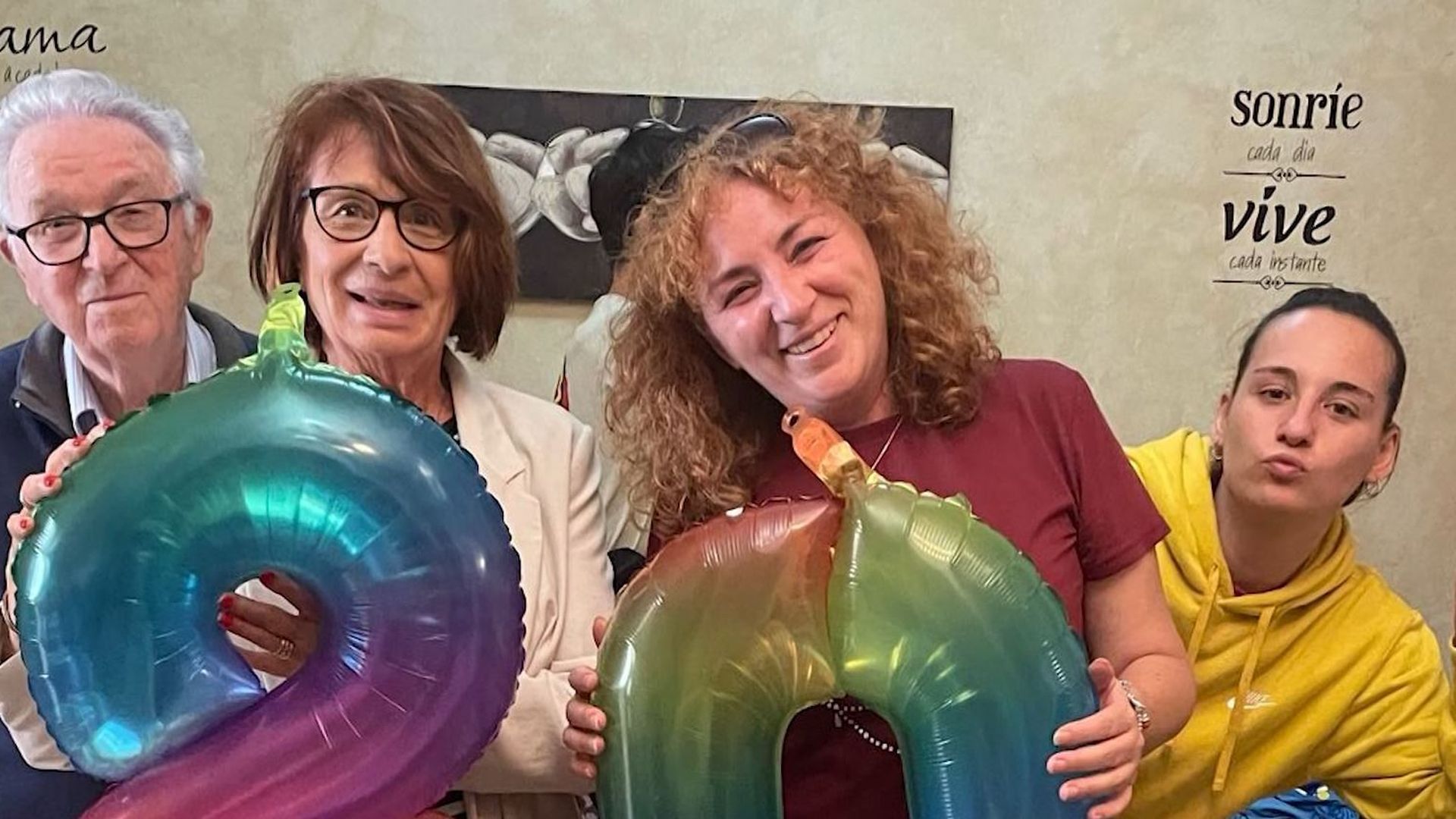 Juan, a la izquierda, junto a su mujer, su hija y su nieta