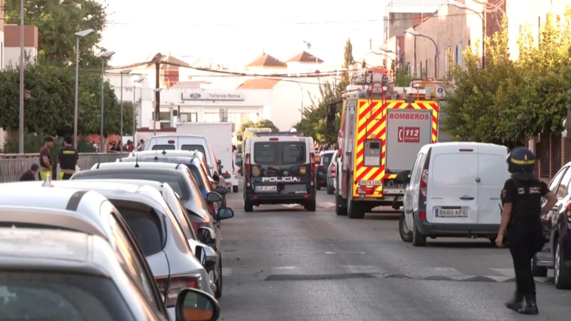 La calle repleta de agentes de servicios de emergencias durante el atrincheramiento.