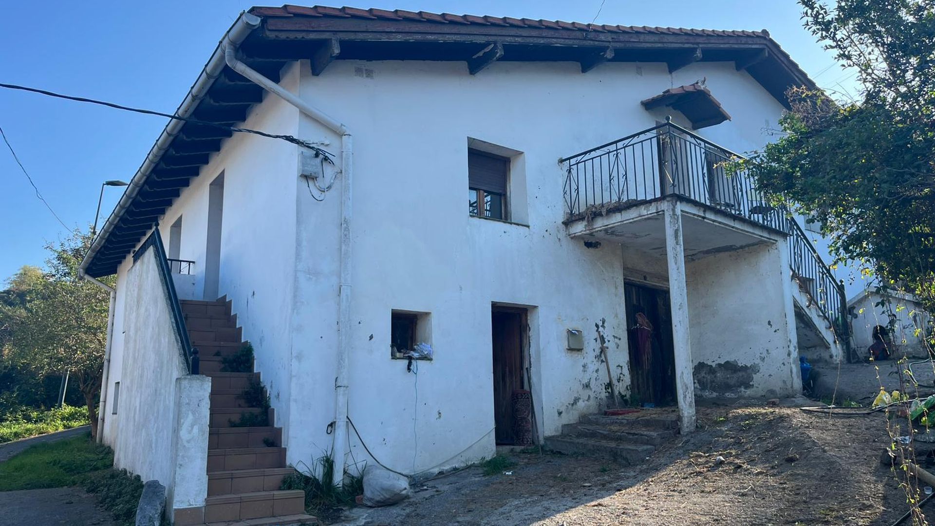 La 'casa de los horrores' donde fue hallada la mujer de 84 años encerrada y rodeada de suciedad y perros desnutridos