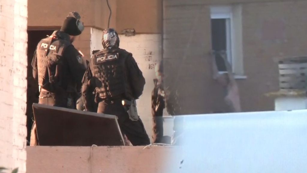 La detención al hombre armado atrincherado en Sevilla