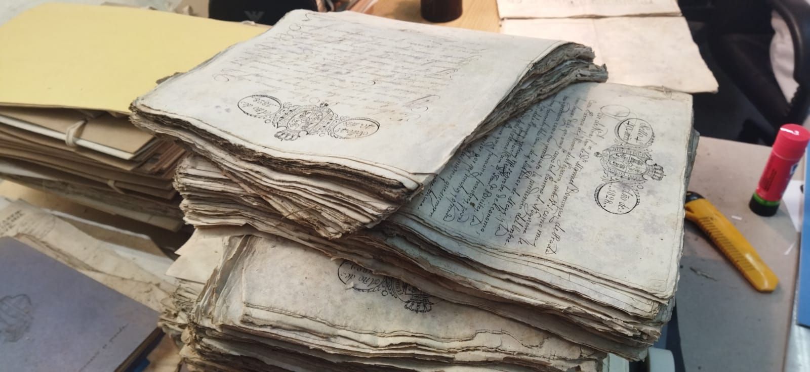 Libros parroquiales antiguos se acumulan en los archivos diocesanos