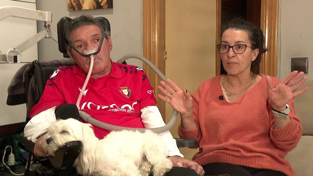 María, que cuida a su marido Carlos, enfermo de ELA, exige que lleguen las ayudas ya: "¿Esperamos que se mueran otras 1.000 personas?"