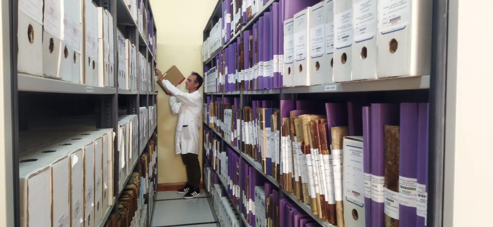 Miles de libros parroquiales se almacenan en el Archivo Diocesano de Santiago
