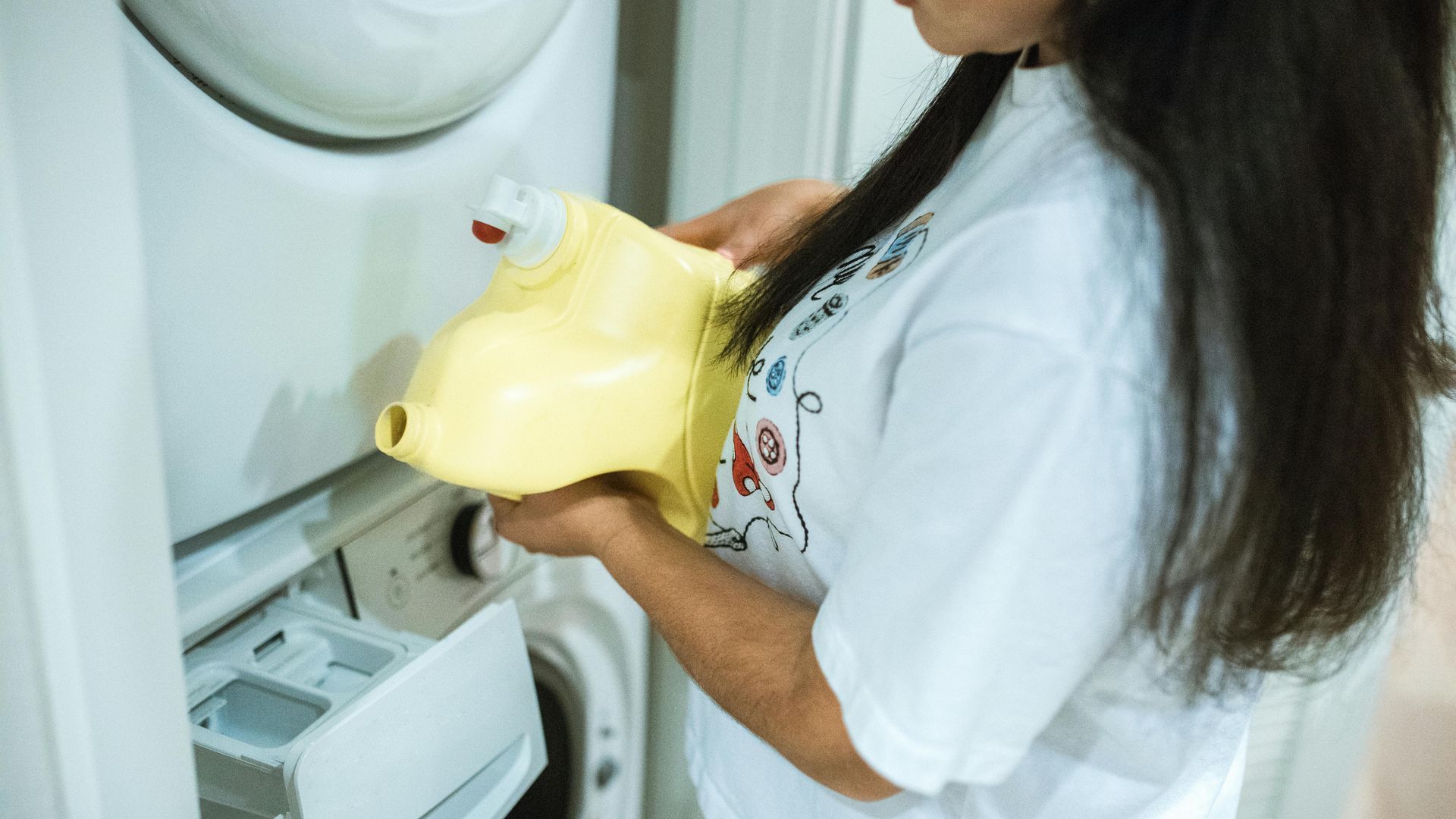 Mujer haciendo la colada