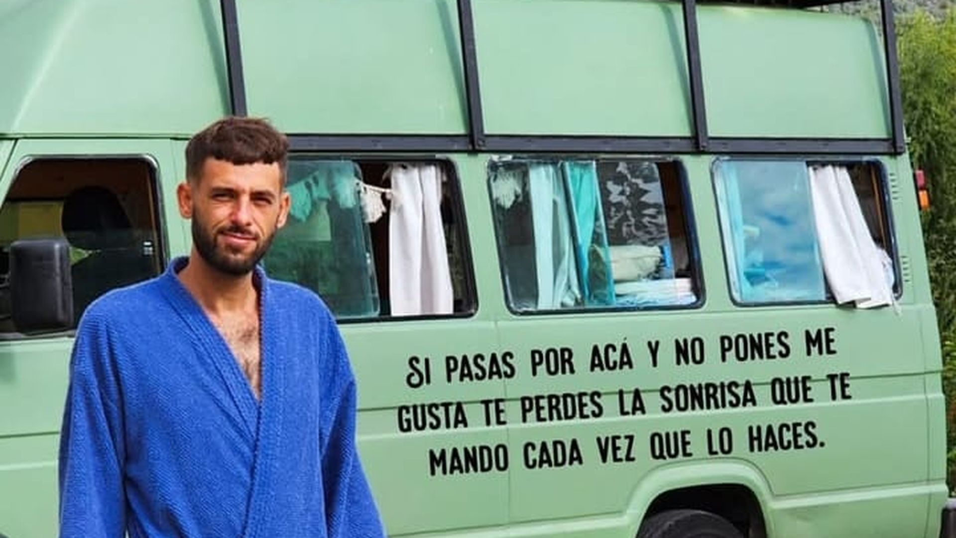 Nicolás Andreoli y su autocaravana, con la que recorre el mundo.