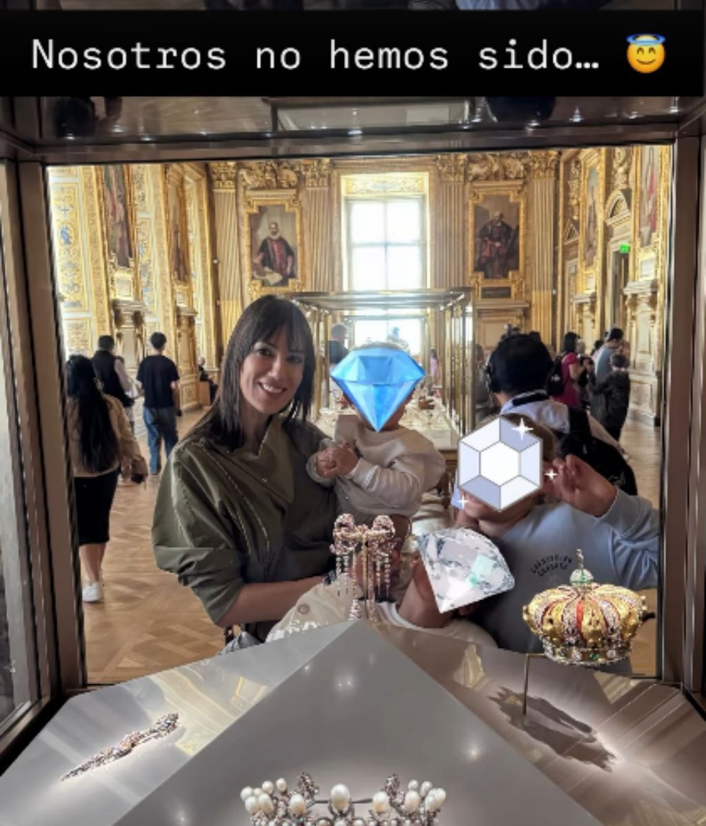 Patricia Pardo posando con sus tres hijos