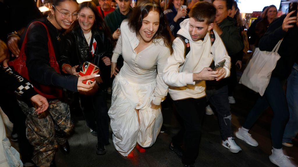 Rosalía, con un vestido blanco y corriendo por la Gran Vía de Madrid: así ha presentado su disco 'Lux'