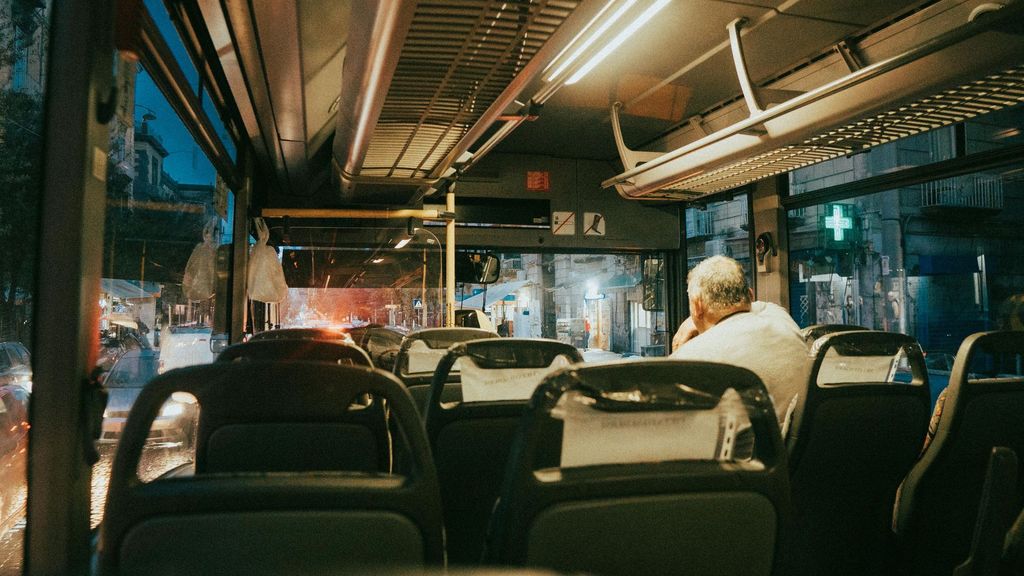 Ultras del baloncesto italiano apedrean un autobús con aficionados del equipo rival y matan a uno de sus conductores