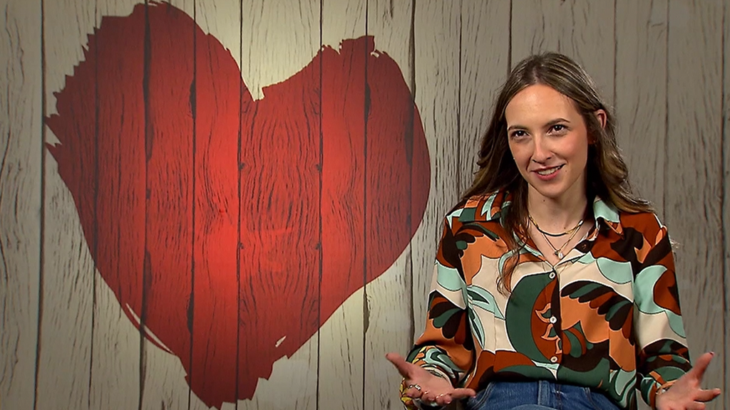 Una soltera de 'First Dates' analiza la edad de su cita por una curiosa parte de su cuerpo: “Parece mayor”