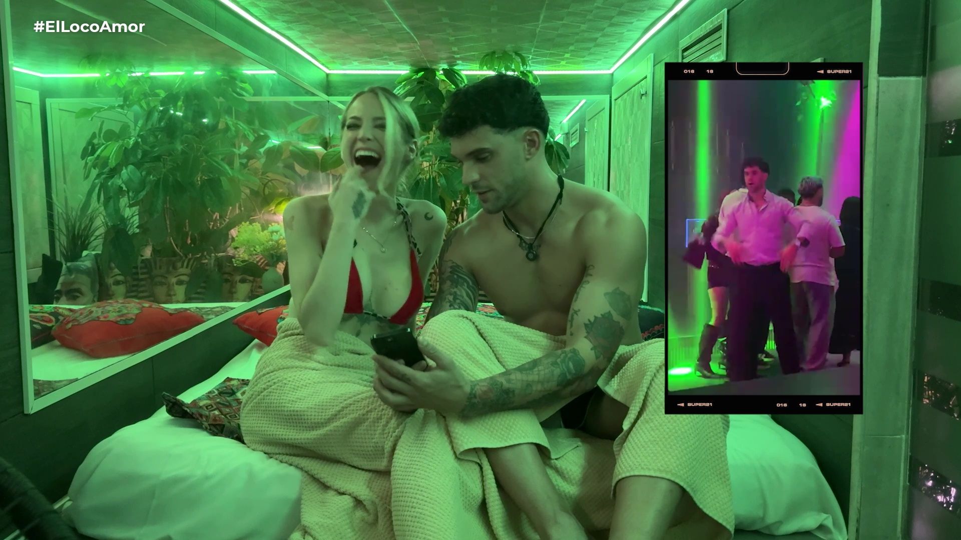 Álex enseña su móvil a Fátima durante su cita sensual en 'El loco amor'