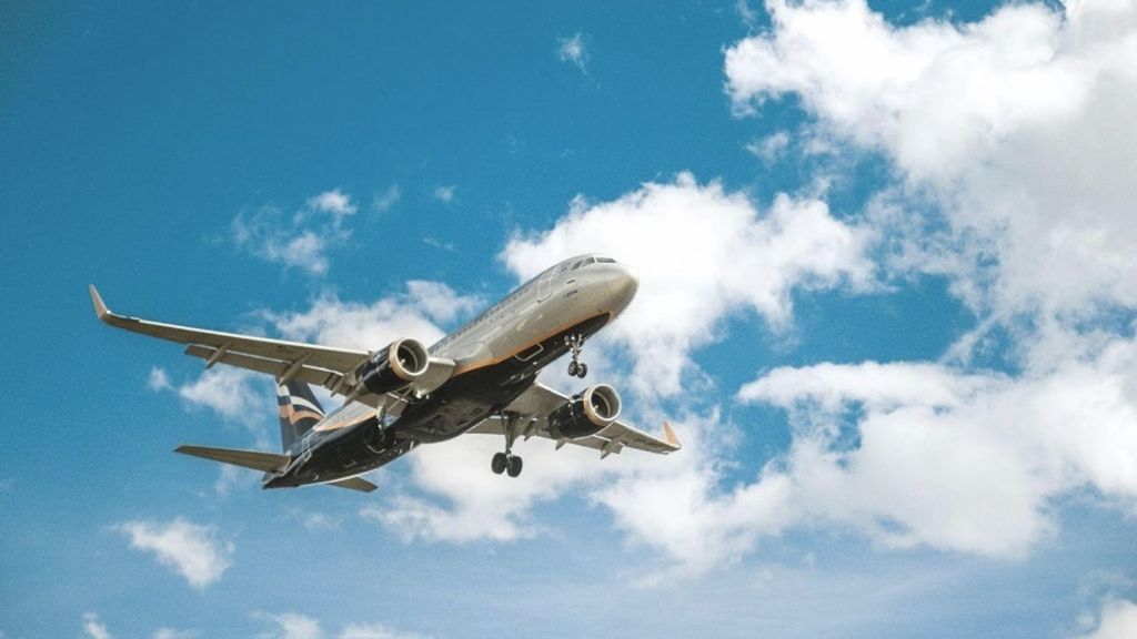 Cancelado un vuelo Badajoz-Madrid tras el impacto del avión contra una estructura del aeropuerto pacense