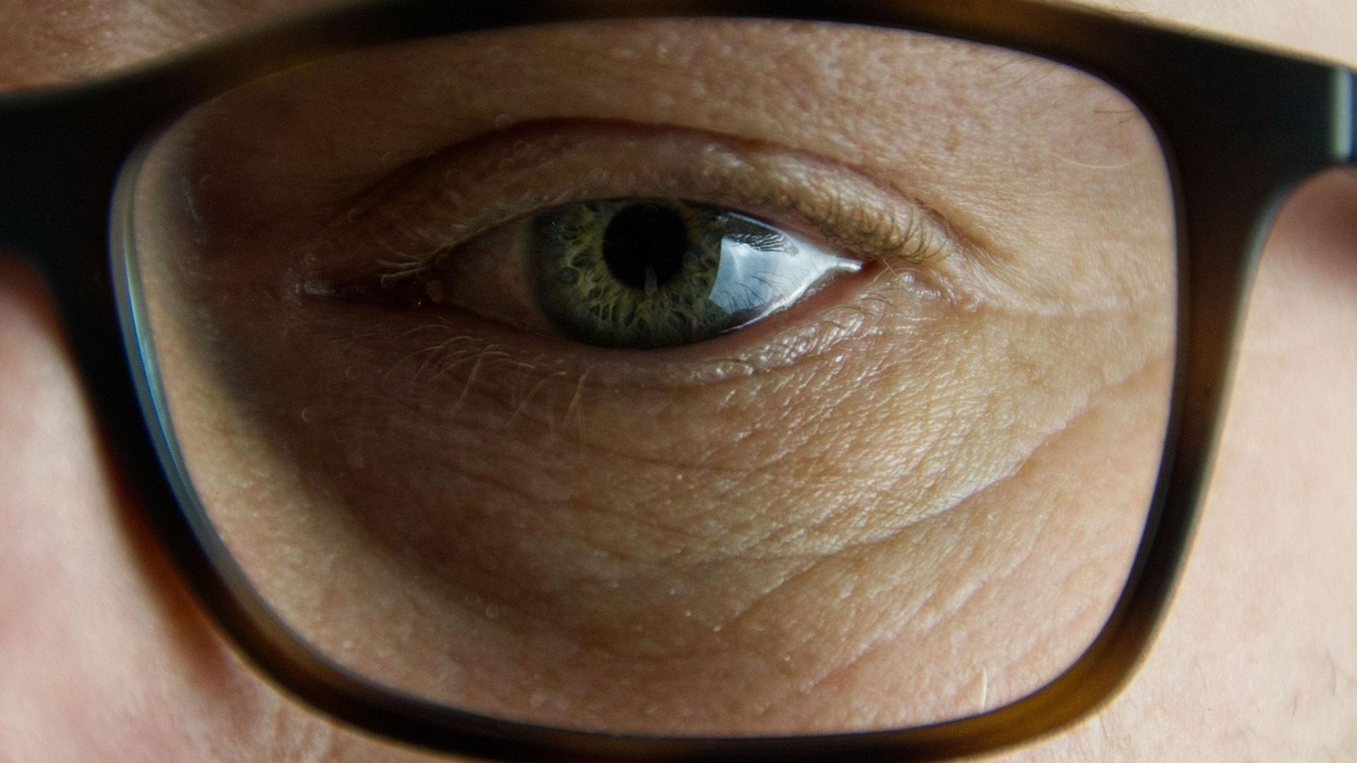 Desarrollan un chip que permite devolver la visión a personas con degeneración macular: "Somos los primeros"
