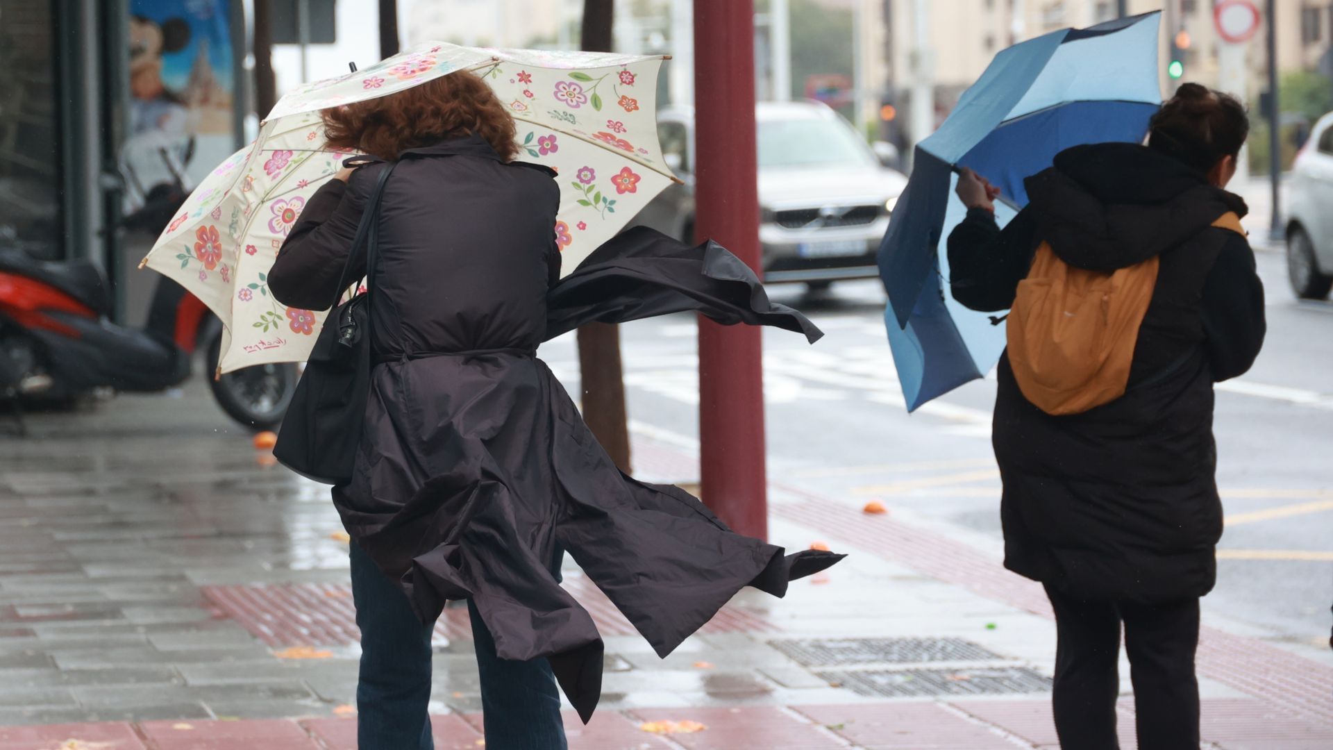 Dos personas con un paraguas