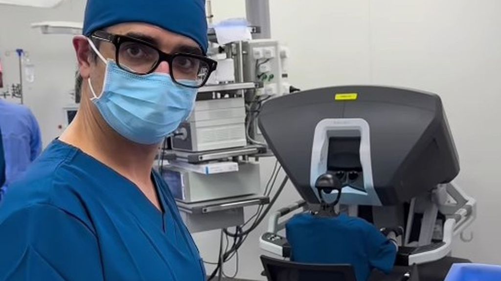 El cirujano gallego Diego González Rivas ha enseñado a un robot humanoide a operar con el brazo robótico DaVinci