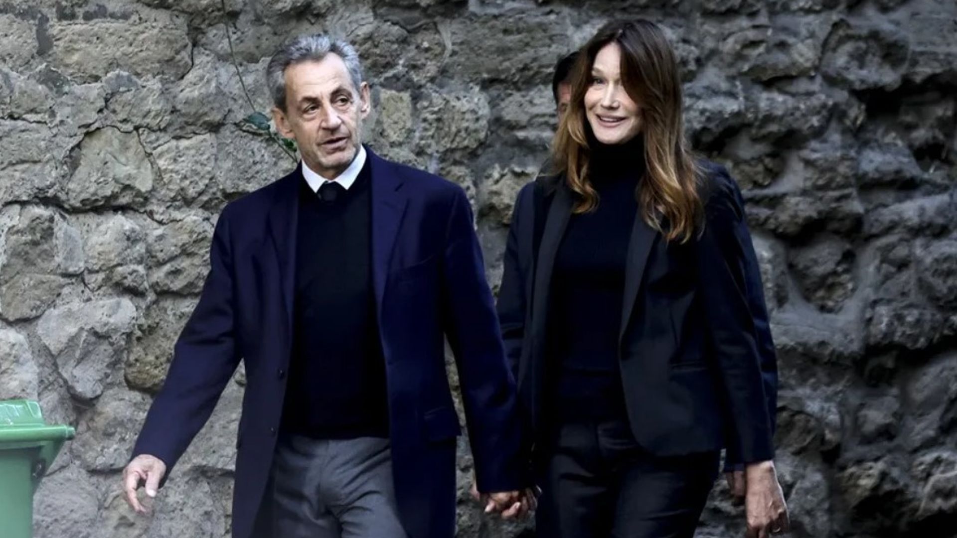 El expresidente francés Nicolas Sarkozy y su esposa, Carla Bruni, abandonan la casa familiar en París, este 21 de octubre. EFE/EPA/Teresa Suarez