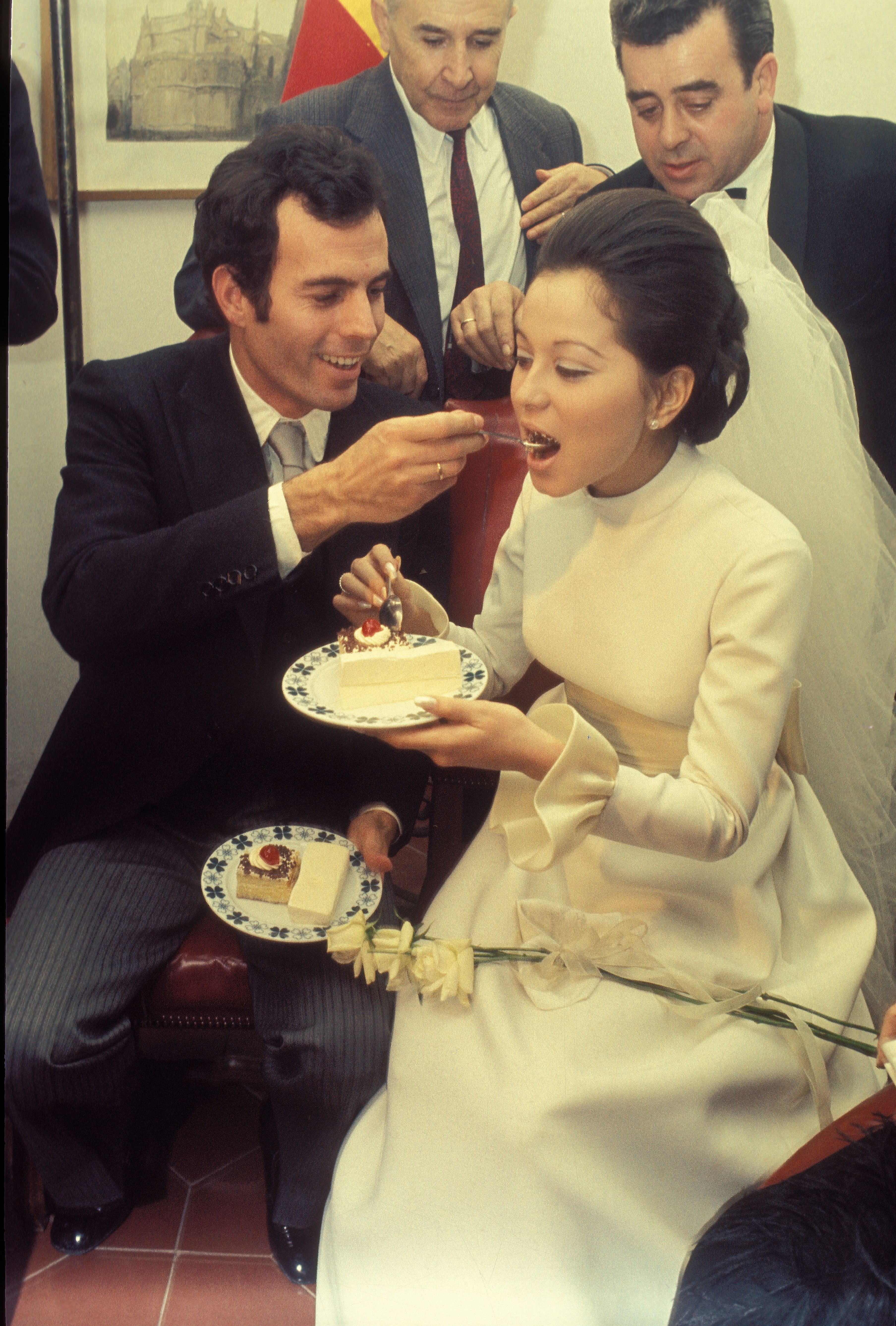 El look de boda de Isabel Preysler y Julio Iglesias