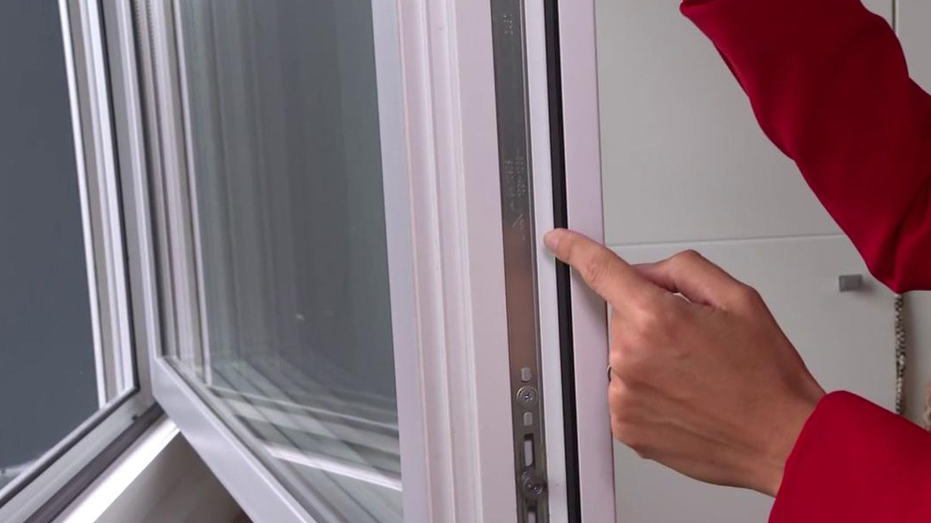 Los trucos para ahorrar en las facturas de energía en casa: de placas solares a aislamiento