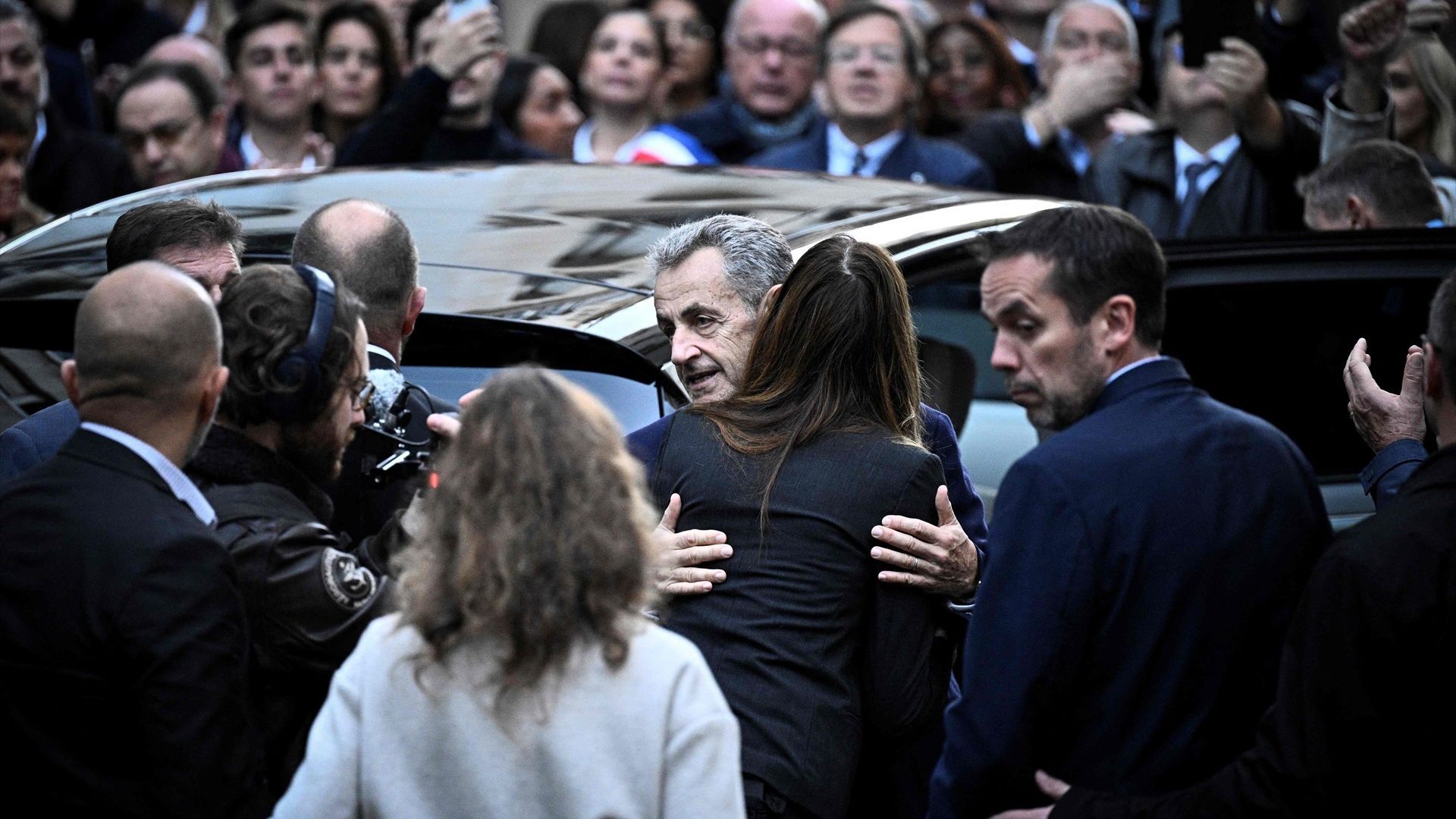 El último abrazo de Nicolas Sarkozy a Carla Bruni antes de entrar en la cárcel
